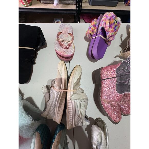 Lot of 7 Pairs of Shoes-Sized 9/10-Mixed Brands-Tennis, Boots,Sandals, Slides - Picture 13 of 16